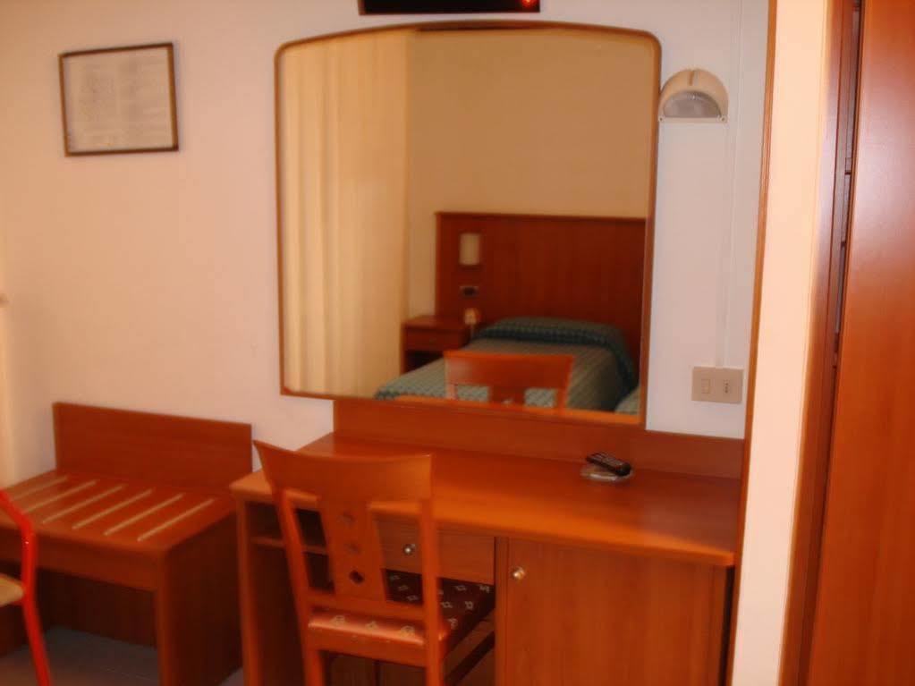 Hotel Aquilia Лайджелия Екстериор снимка